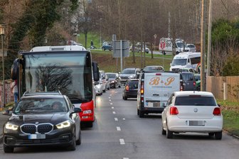 Nach zwei Unfällen am Mittwochnachmittag folgt Verkehrschaos: Rettungshubschrauber landet in Remse – Vollsperrung an der Muldenbrücke in Waldenburg - Stau hat sich am Mittwochnachmittag rund um das Schloss in Waldenburg gebildet.