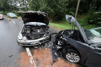 Nach zwei Unfällen in Waldenburg: Rathauschef kämpft um Tempolimit auf Doppel-Bundesstraße am Schloss - Auf rund 35.000 Euro beziffert die Polizei den Sachschaden nach dem Frontalzusammelnstoß auf der Doppel-Bundesstraße in Waldenburg.