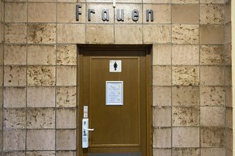 Nach zweieinhalb Wochen WC-Notstand: Toiletten im Zwickauer Hauptbahnhof sind wieder offen - Nun wieder zugänglich: WC im Zwickauer Hauptbahnhof.
