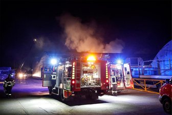Nach zweifachem Brand auf Reiterhof in Oberlichtenau: Polizei schließt Brandstiftung nicht aus - Gegen 3.45 Uhr wurde der erste Brand gemeldet.