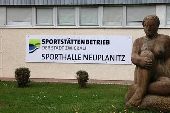 Nach zweistündiger Debatte: Neue Halle für Zwickaus Handballerinnen - Die Sporthalle in Neuplanitz ist in die Jahre gekommen. Der Stadtrat hat jetzt seine Zustimmung zu einem Neubau gegeben. Die Sanierung der bestehenden Halle muss aber noch warten.