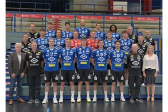 Nach Zweitligaabstieg: EHV Aue will seiner Favoritenrolle in Liga 3 gerecht werden - Zum Drittliga-Team des EHV Aue gehören (v. v. l.) Vizepräsident Henry Sobieraj, Physio Dieter Weiß, Sergi ala Sanchez, Nico Planken, Robin Pfeil, Francisco Pereira, Sebastian Paraschiv, Physio Matthias Pausch, Präsidentin Kristin Schirbock sowie (M. v. l.) Mannschaftsarzt Christian Frenzel, Jakob Jannis Leun, Mihkel Löpp, Armis Priskus, Arjan Versteijnen, Jakub Stryc, Torben Lange, Cheftrainer Philipp Braun und (h. v. l.) Torwarttrainer Michael Hilbig, Paul Bones, Daniel Sova, Lukas Simenas, Ivo Petkov, Dieudonne Mubenzem, Co-Trainer Marco Diener und Mannschaftsarzt Torsten Seltmann.