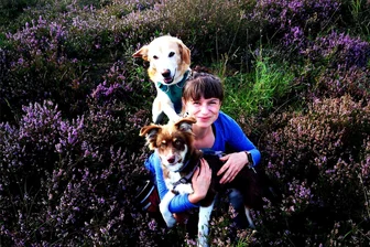 Nach Zwischenfällen mit Hund in Plohn - Hundetrainerin Isabelle Koschek gibt Quick-Tipps für den Ernstfall - Hundetrainerin und Hundenärrin: Isabelle Koschek von der Schneidenbacher Hundeschule Waldpfötchen mit ihren Lieblingen und Co-Trainern Dragan (vorn) und Askan.
