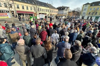 Nach Zwischenfall bei Demokratie-Demo: Polizei findet verbotene Sprengsätze in der Wohnung eines Auerbachers - Zur Demo in Auerbach hatte es einen Zwischenfall gegeben. Die Detonation eines Sprengkörpers sorgte für einen Schreckmoment.