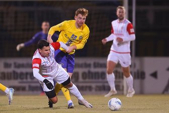 Nach Zwischenfall: FSV Zwickau siegt beim Spitzenreiter - FSV-Stürmer Cemal Sezer (links) wird vom Ex-Zwickauer Lukas Wilton attackiert.