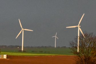 Nach Zwischenfall mit Windrad in Großweitzschen: Anlage wird abgebaut - Bei der Windkraftanlage in der Mitte des Fotos lösten sich die Bremsen.