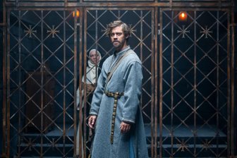 Nach zwölf Jahren: Medicus kommt zurück auf die Leinwand - Tom Payne als Rob Cole in „Der Medicus II“. Nach dramatischen Ereignissen in Isfahan kommt Rob Cole im elften Jahrhundert mit Begleitern in seine alte Heimat London. Doch dort ist er nicht willkommen.