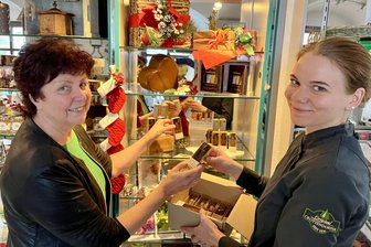 Nachauflage der Schwarzenberger Schokozwerge durch Kunden „erzwungen“ - Café-Inhaberin Regine Müller (l.) hat eine Nachlieferung von Schokozwergen von Sophia Wolf erhalten.