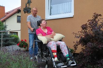 Nachbar unterstützt Familie Röhnert aus Werdau mit Spendenaktion - Christine Röhnert ist heute auf Rundum-Pflege angewiesen. Ihr Mann kümmert sich rührend.