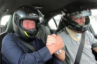 Nachbarn starten Dankaktion - Wolfgang Fritzsche (li.) wurde von Uwe Wächtler über den Sachsenring gefahren.