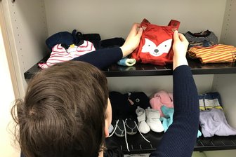 Nachbarorte im Erzgebirge laden zu Verkaufsbörse und Trödelmarkt ein - Eine Börse für Baby- und Kindersachen, hier ein Symbolbild, findet in Geyer statt.