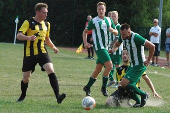 Nachbarschaftsduell ist eine klare Sache - Der Claußnitzer Nico Götze (M.), der vor einigen Jahren noch bei Germania Mittweida spielte, versuchte es mehrmals vergeblich. Hier wird er von Florian Mroczek (l.) und Lukas Pietsch (grätschend) attackiert.