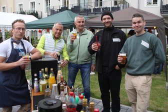 Nachbarschaftsfest 2.0 ein Jahr nach dem Großbrand in der Alten Baumwolle in Flöha - Gute Laune zum Frühlingsfest. Franz Donner (l.) und Klaus-Peter Drechsel (2. v. l.) mit weiteren Anwohnern.