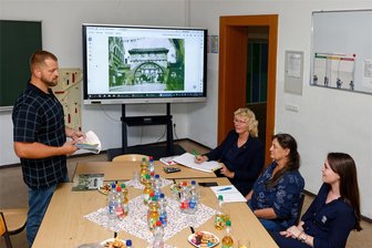 Nachbau eines historischen Stadttores zur 850-Jahr-Feier in Meerane: Junge Leute aus vier Schulen packen mit an - Nach der Beratung von Torsten Eismann mit Vertretern der Schulen soll im Oktober die Materialbestellung ausgelöst werden.