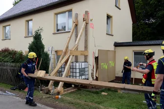 Nachdem Auto in Ottendorfer Haus gefahren ist: Polizei ermittelt weiter wegen Unfallursache - Das Haus an der Ottendorfer Hauptstraße ist nicht mehr bewohnbar.