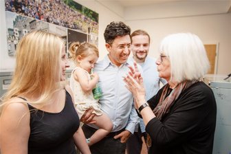 Nachfahre: So lebt die Goldberg-Familie aus Plauen weiter - Shai Goldberg (Mitte) mit seiner Frau Johanna und Töchterchen Flora im Plauener Stadtarchiv im Gespräch mit Liane Kümmerl (rechts) und Stadtarchivar Clemens Uhlig.