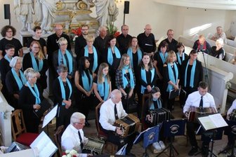 Nachfahre von Ortsgründer zeigt sich freigiebig - Der Projektchor und das Bandonionverein Carlsfeld beim Kirmeskonzert.