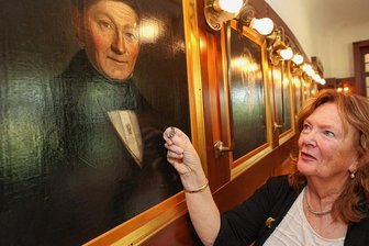 Nachfahrin des Bauherrn der Chemnitzer Villa Esche verschenkt besonderes Erbstück - Irmgard Esche-Gallinger mit der kleinen Brosche, die auf dem Porträt ihres Urahn zu sehen ist. Sie trug das Stück lange Zeit selbst.