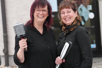 Nachfolgerin im Friseursalon in Geringswalde wurde gut 20 Jahre lang eingearbeitet - Katja Paul (l.) hat das Zepter im Salon „Hair by Birgit“ übernommen. Birgit Weiß ist froh, eine Nachfolgerin gefunden zu haben.