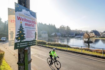 Nachfrage aus St. Egidien: Wirbt Lichtenstein illegal für seinen Weihnachtsmarkt? - Plakatwerbung für den Weihnachtsmarkt Lichtenstein im St. Egidiener Ortsteil Kuhschnappel: Die Genehmigung habe er nicht erteilt, sagt der Bürgermeister. Selbstverständlich liege die Genehmigung vor, erklärt die Stadtverwaltung.