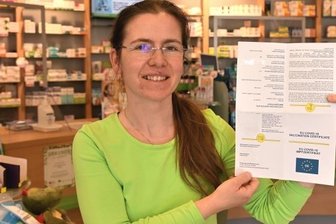 Nachfrage bereits seit 8 Uhr morgens - Apothekerin Franziska Wagner hat am Montag für einige Kunden digitale Impfzertifikate ausgestellt.