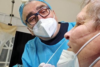 Nachfrage nach Coronatests sinkt - Testzentren bleiben offen - Nicht nur in Limbach-Oberfrohna ist die Nachfrage nach Coronatests rückläufig. Auch Bernd Junghans registriert im Testzentrum im Hohenstein-Ernstthaler Schützenhaus eine sinkende Resonanz.