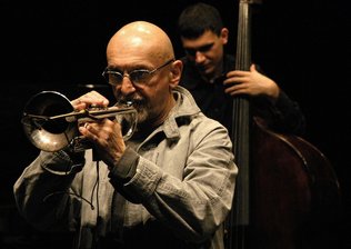 Kosmopolitisch und doch heimatverbunden, auf jeden Fall stilprägend: der vor knapp sechs Jahren verstorbene Jazztrompeter Tomasz Stanko, hier im Bild mit dem Bassisten Slawomir Kurkiewicz.