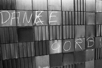 Nachhall Gorbatschows: Der milde Blick des Ostens auf Russland - Eine Aufnahme eines Details der Stasi-Zentrale in Berlin am 19. Februar 1990. Ein Unbekannter bedankte sich auf diese Art für den Zusammenbruch des SED-Regimes und der einsetzenden Demokratisierung in der DDR.