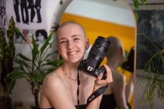 Nachhaltig und individuell: Warum diese Vogtländerin zu Weihnachten Second-Hand-Präsente verschenkt - Die junge Plauener Fotografin Anouk Awtukowitsch liebt Second-Hand-Geschenke.