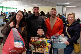 Nachhaltig und preiswert: Darum kommt Familie Lepke zum Kinderflohmarkt nach Geithain - Zufriedene Kunden in Geithain: Nicole und Axel Lepke mit ihrem fünfjährigen Sohn Johann und dessen Großeltern Tina und Andreas Bohn.