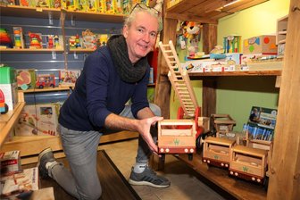 Nachhaltige Weihnachten: Tipps für ein umweltfreundliches Fest aus der Region Zwickau - Kurze Transportwege, zertifiziertes Material und von Generation zu Generation vererbbar: Kai Pinkert zeigt im Zwickauer Laden „Baumhaus“ nachhaltiges Spielzeug.