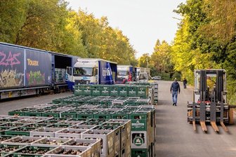 Nachhaltiger Bier-Transport: Zwischen Auerbach und Lübz rollt ein "Flaschenzug" - Neben dem Gleisanschluss im Industriegebiet ist der Verladepunkt eingerichtet worden, wo Leergut und befüllte Bierkästen zwischen Güterwaggon und Lkw umgeladen werden.