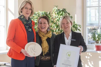 Nachhaltiges Erzgebirge: Was die Touristiker der Region jetzt schwarz auf weiß haben - Angela Giraldo (M.) von Tour Cert freut sich mit Andrea Nestler (l.) und Ines Hanisch-Lupaschko vom Tourismusverband Erzgebirge.