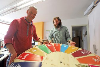Nachhaltigkeit spielerisch erfahren: Team aus Freiberg beim Tag der Sachsen in Aue-Bad Schlema - Christian Möls (l.) und Konstantin Hörsch bereiten das Glücksrad der Freiberger Agenda für den Tag der Sachsen vor.