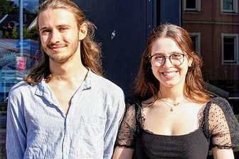 Nachhaltigkeit und Energiewende: Jugendliche fordern von Ministerpräsident Kretschmer in Mittweida Antworten - Attila Grafe (19, l.) ist der Stellvertreter der Vorsitzenden des Kreisschülerrates Montaha Al Aidi (17, r.).