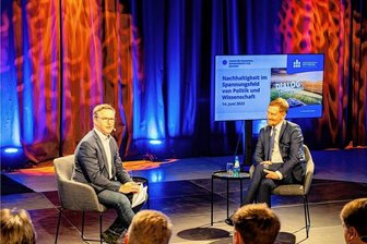 Nachhaltigkeit und Wirtschaft: Michael Kretschmer plädiert in Mittweida für eine Balance - Neben den von Chefredakteur Torsten Kleditzsch (l.) stellte sich Michael Kretschmer auch Publikumsfragen.