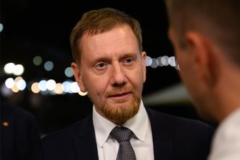 Nachhaltigkeitsforum in Chemnitz: Was Envia-M-Chef Stefan Lowis Michael Kretschmer ins Stammbuch schreibt - Die Energiewende ist gescheitert. Das wiederholt Michael Kretschmer (CDU), hier bei einem Wahlkampfauftritt, wie ein Mantra.