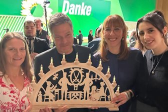 Nachhilfe für Habeck: Sachsen-Grüne versperren Weg zur Bewerbungsrede mit Schwibbogen - Abgefangen auf dem Weg zur Bühne: Screenshot: FP/Instagram/Grüne Sachsen