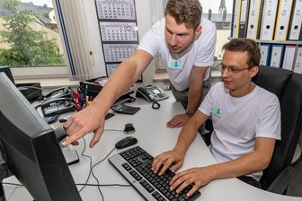 Nachhilfeunterricht der etwas anderen Art - Nikita Soldatov (links) und Marek Pijala in den Geschäftsräumen ihrer Burgstädter Firma "Schülertreff". 