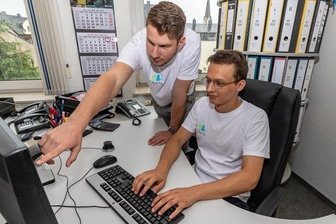 Nachhilfeunterricht etwas anderer Art - Nikita Soldatov (links) und Marek Pijala in den Geschäftsräumen ihrer Burgstädter Firma "Schülertreff".