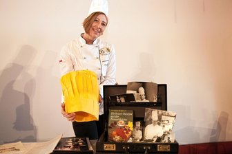 Nachlass von DDR-Fernsehkoch Kurt Drummer kommt ins Kulinarik-Archiv - Claudia Lappöhn, Vorsitzende des Vereins Chemnitzer Köche, mit der Kochmütze von Kurt Drummer. Dass die extra für die TV-Aufzeichnungen angefertigte Mütze gelb ist, hatte seinen Grund: Da die Sendungen in Schwarz-Weiß ausgestrahlt wurden, hätte eine weiße Mütze alles überblendet.
