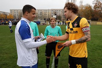 Nachlese zum Pokalkracher VfB Empor Glauchau gegen Dynamo Dresden: Viel Lob und ein Fall fürs Sportgericht - Shakehands und Austausch der Vereinswimpel: Tony Thiam (links, Kapitän des VfB Empor Glauchau) und Kevin Ehlers (führte Dynamo als Kapitän aufs Feld, da Stefan Kutschke nicht im Kader stand) vor dem Anpfiff unter den Augen der Schiedsrichterin Christine Weigelt – die auch später bei der Rauchentwicklung genau hinschaute.