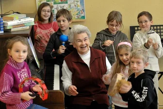 Nachruf auf eine Oelsnitzer Lehrerin: Ein Leben für Musik und Kinder - Irmgard Krauthoff im Jahr 2009 beim Musizieren mit Kindern an der Europäischen Grundschule Lichtenstein. Sie hat nicht nur gern mit Kindern gearbeitet, sondern für sie auch viele Lieder geschrieben. 