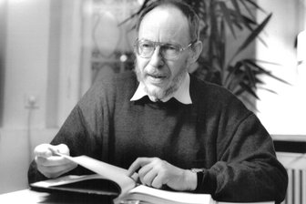 Nachruf auf Günter Saalmann: Dieser Junge, den es in der DDR nicht geben durfte - Günter Saalmann bei einer Lesung im Jahr 1996. Foto: Andreas Seidel