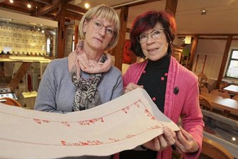 Nachruf auf Ingrid Eichert: Langjährige Mitarbeiterin der Schaustickerei verstorben - Schaustickerei-Leiterin Gabriele Rudolph gemeinsam mit Ingrid Eichert (rechts). Das Foto entstand vor fünf Jahren.