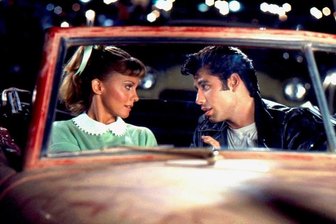 Nachruf auf Olivia Newton-John: "Sandy" und ihr verlorener Kampf - Ein Bild aus besseren Zeiten: Olivia Newton-John als "Sandy" und John Travolta als "Danny" in dem 1977 entstandenen Musicalfilm "Grease". Der Streifen machte die britisch-australische Sängerin und Schauspielerin, die im Alter von 73 Jahren am Montag gestorben ist, weltberühmt. 