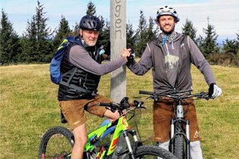 Nachruf auf Philipp Heinrich aus Oberwiesenthal: Der Mann, der den Stoneman ins Erzgebirge brachte - Radfahren war sein Leben: Philipp Heinrich, der zusammen mit seinem Vater Lutz (links) den Stoneman nach Sachsen geholt hat. Die Route ist die Pilgerstrecke für Mountainbiker, von denen es nur fünf in Europa gibt. 