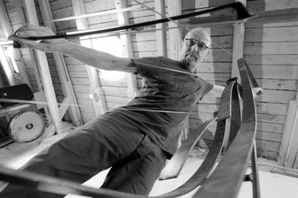 Nachruf auf Steffan Claußner: Ein musikalischer Freigeist - Hier war er in seinem Element: Steffan Claußner an der selbst gebauten Stahlbogenharfe. Er beherrschte alle musikalischen Ausdrucksformen, von tanzbar, himmelhoch jauchzend bis sensibel, tief betrübt. 