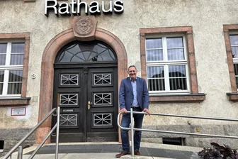 Nachschlag nach der großen Sause: Dorf im Vogtland lässt es wieder krachen - Der alte und neue Bürgermeister Sven Köpp hat gut Lachen: Beim Vereinsfest machen alle mit.