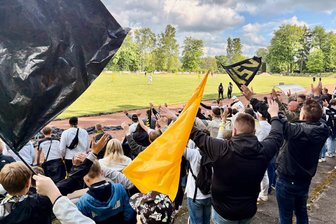 Nachspiel: Einsatz nach Stadtderby im Erzgebirge ruft Bürgermeister auf den Plan - Während des Spiels blieb beim Schneeberger Stadtderby alles friedlich. Beide Fan-Lager konzentrierten sich auf sich.